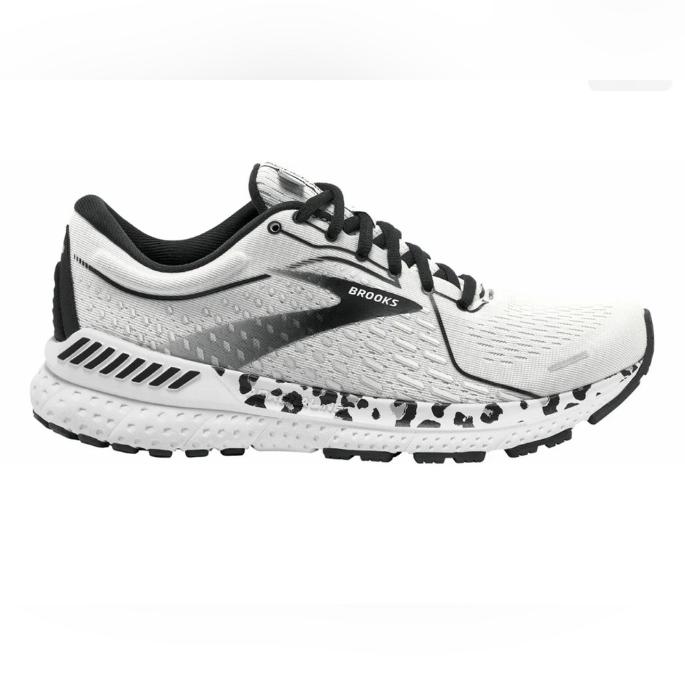 Women’s Brooks Adrenaline 21 leopard shoes. Shoes are very worn size 8.5.